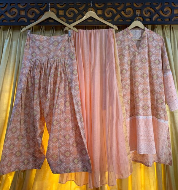 Trendy Farshi Shalwar Kameez Set in Peach Print with Dupatta – Elegant Ethnic Revival - Image 3