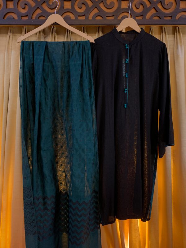 Midnight Oasis – Noir Three-Piece Kurta Set with Teal Veil & Handcrafted Details - Image 4