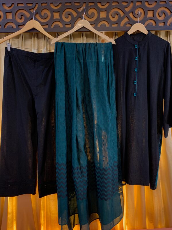 Midnight Oasis – Noir Three-Piece Kurta Set with Teal Veil & Handcrafted Details - Image 2
